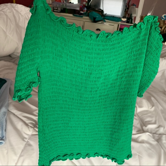 ✨2/$20✨ Green Off the Shoulder Top - Picture 4 of 4